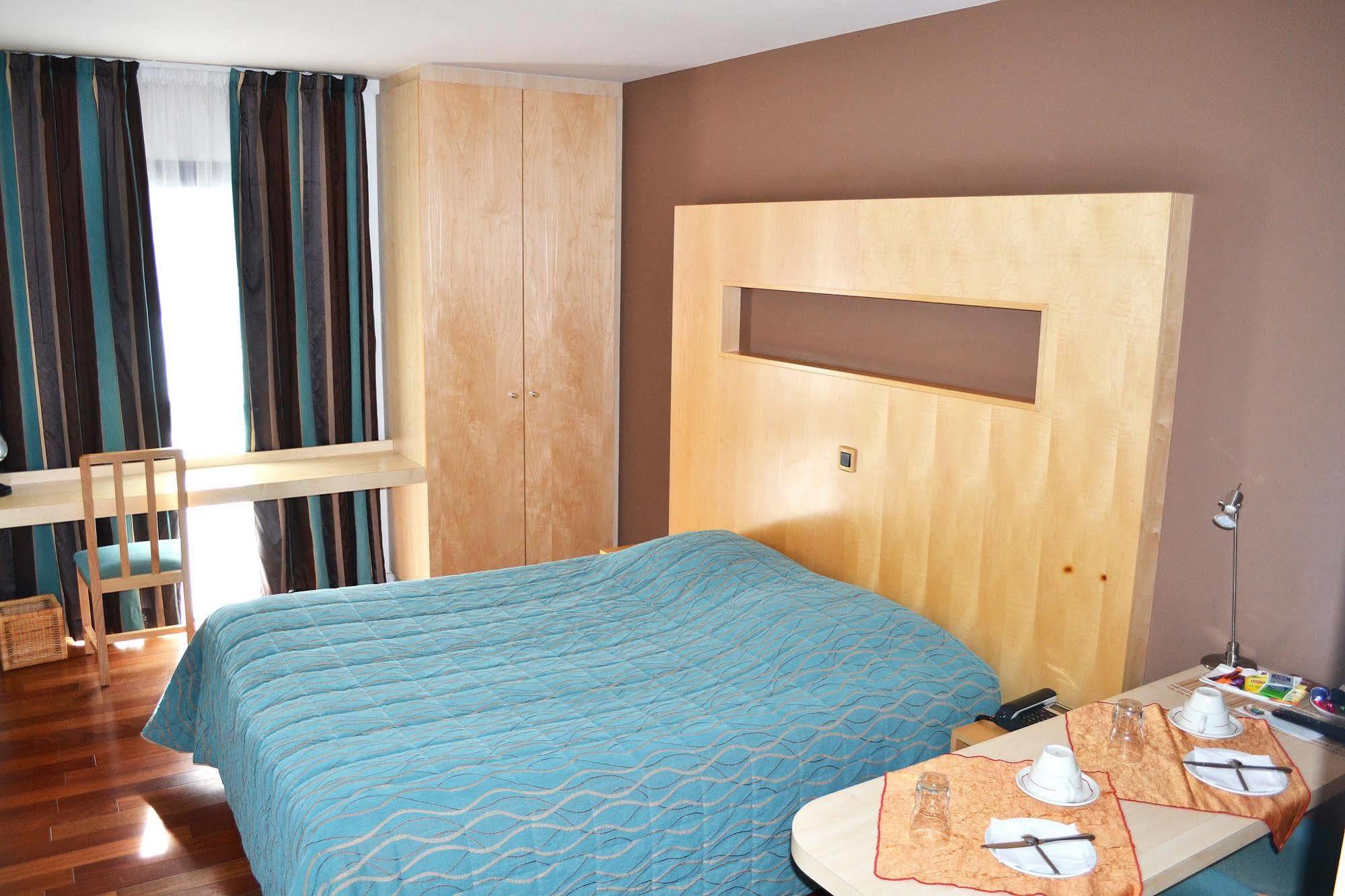 Hotel La Scala Pithiviers Kültér fotó
