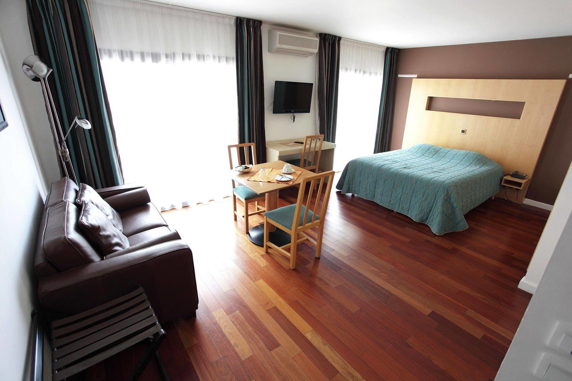 Hotel La Scala Pithiviers Kültér fotó
